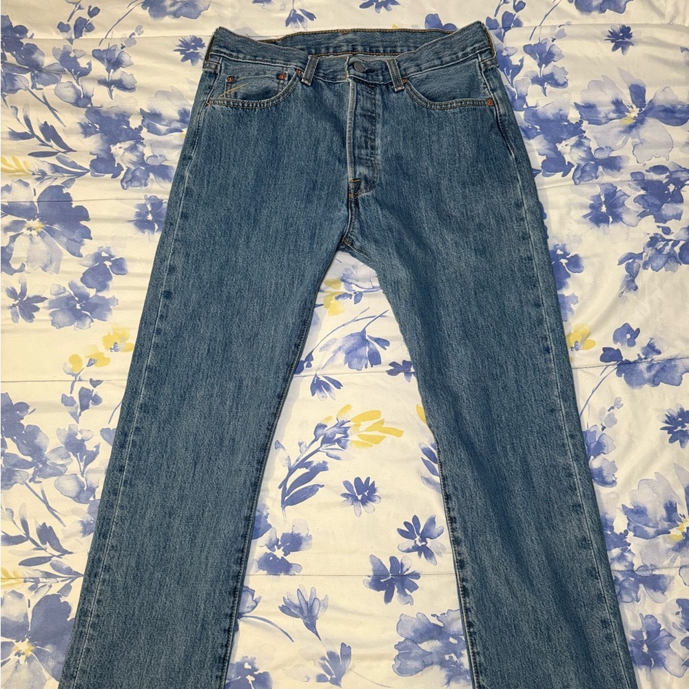 levi’s 501 medium wash blue jeans, size 33x30